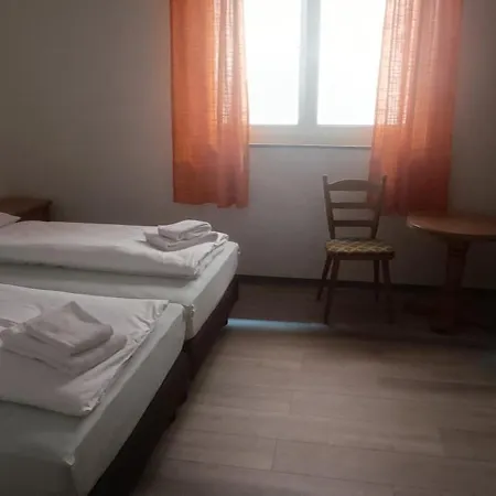 לינה וארוחת בוקר Gaestehaus